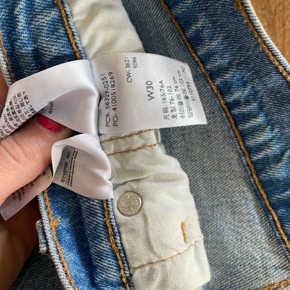 Never worn 501 Levi shorts light wash - Picture 3 of 3